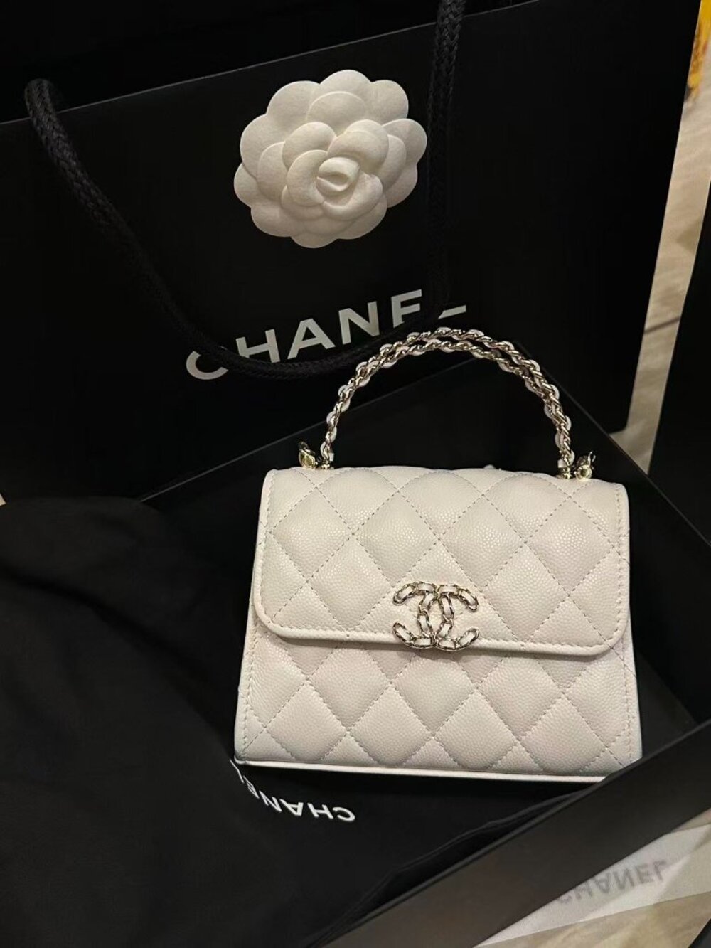 Classic Chanel Bag: A Stylish and Versatile Choice for Elegance - Picture 4 of 5